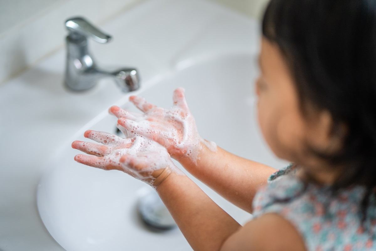 Copilul tau stie sa se spele corect pe maini cand e singur? Exista o tehnica prin care va invata